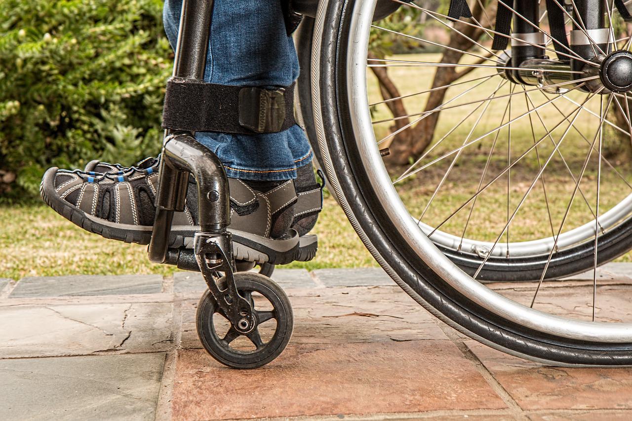 Podstawowe rodzaje wózków dla osób z niepełnosprawnością
